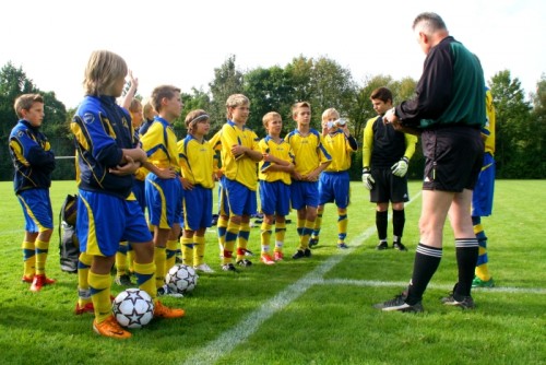 Über das Spielen zum Spiel finden - U13 gewinnt Auftakt